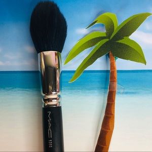 MAC 138s Makeup Brush